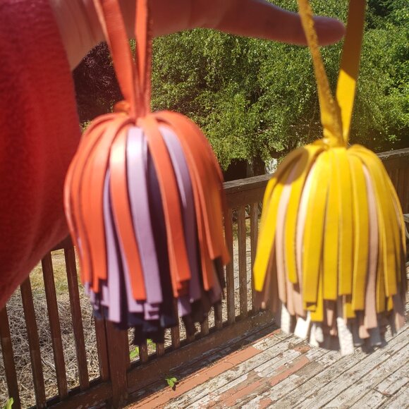 Clare v pom poms Tassels - Picture 2 of 2